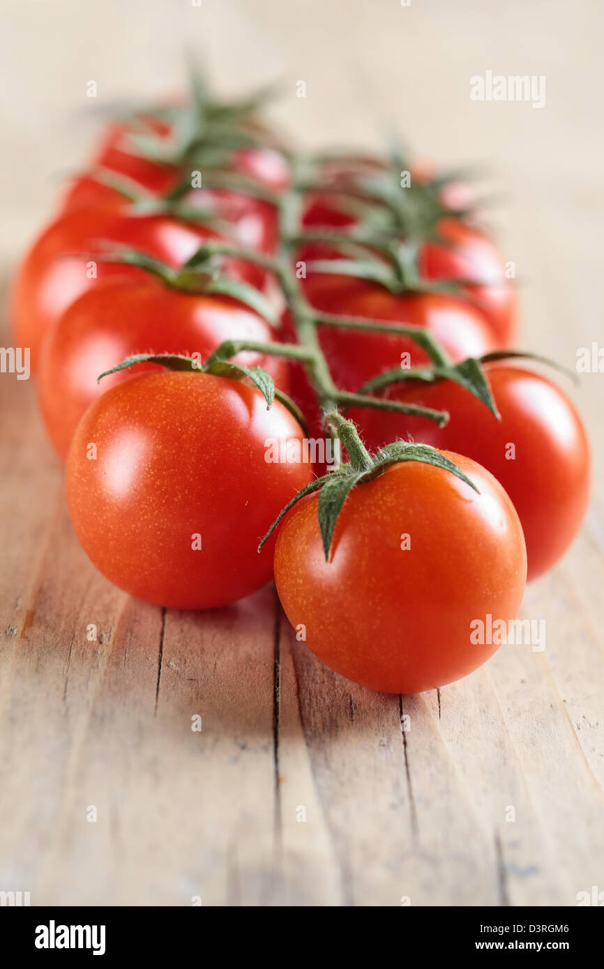 Cherry-Tomaten auf Holztisch Stockfoto