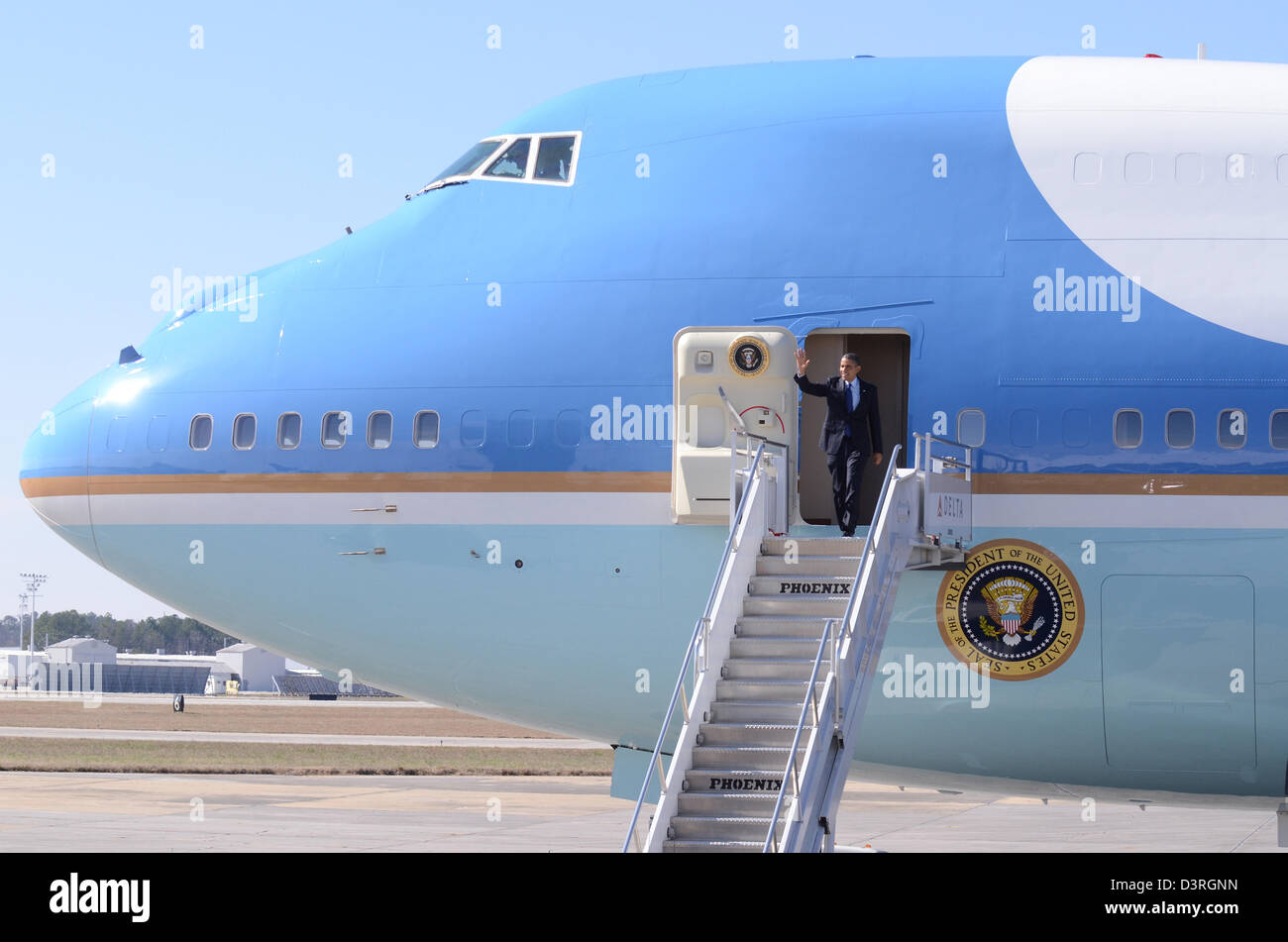 Präsident Barack Obama "Wellenlinien" von Air Force One, einer kleinen Menge von geladenen Gästen, bei seiner Ankunft am Dobbins Air Reserve Base, Marietta, Georgia, am 14. Februar. Der Präsident landete bei Dobbins ARB heute mit dem Autokorso, Decatur Erholung Ce Reisen Stockfoto