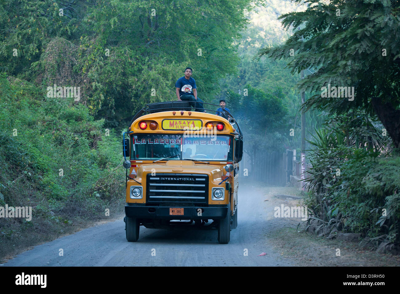 Reiten auf öffentlichen Busses auf der Straße um Laguna de Apoyo ein Kratersee inmitten eines Naturschutzgebietes in der Nähe von Granada in Nicaragua Stockfoto