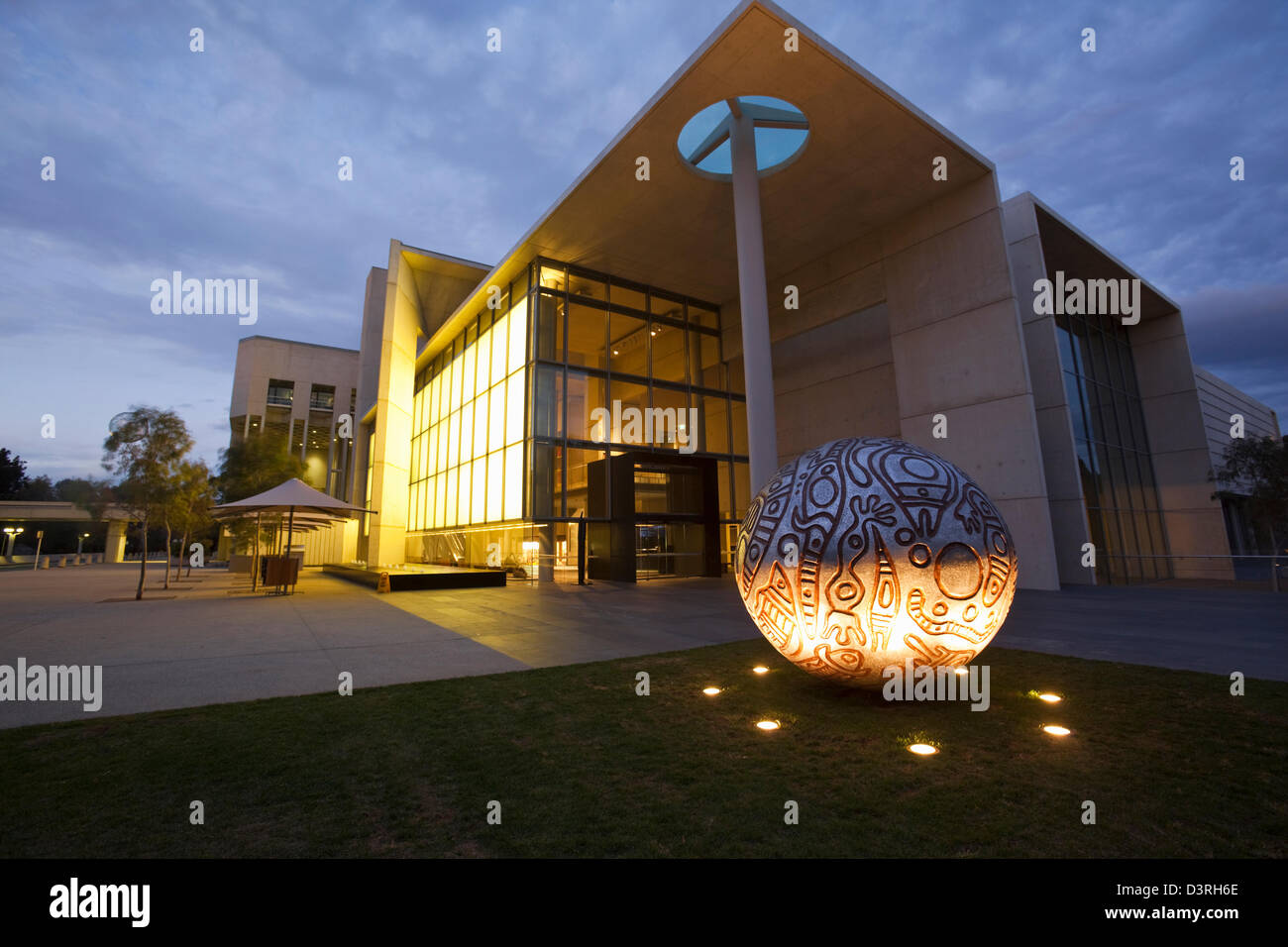 Die National Gallery of Australia in der Dämmerung.  Canberra, Australian Capital Territory (ACT), Australien Stockfoto