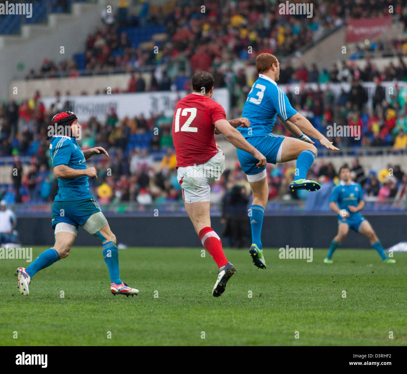 Rom, Italien. 23. Februar 2013. Six Nations Rugby. Italien Vs Wales Roma, Italien. Gonzalo Garcia und Welsh Centre Jamie Roberts ausziehen während Spiel Stockfoto