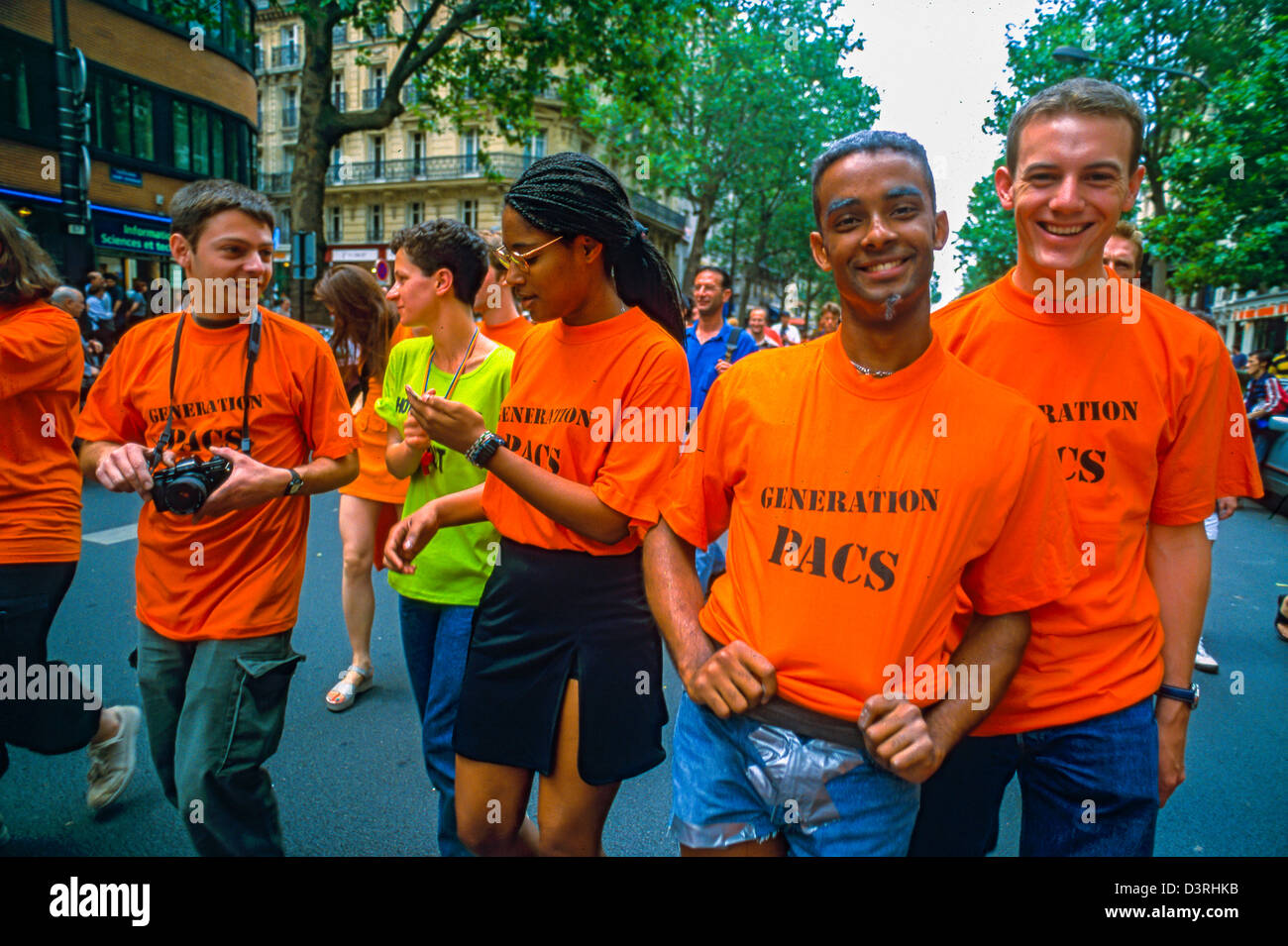 Paris Frankreich Teens Tragen T Shirts Mit Dem Slogan Pacs Generation An Offentliche Demonstration Franzosisch Schwule Lgbt Gruppen Protestieren Fur Gesellschaftsvertrag Pacs Pre Gay Ehe Kampagne Fur Homosexuelle Gleichheit Der Jugendliche