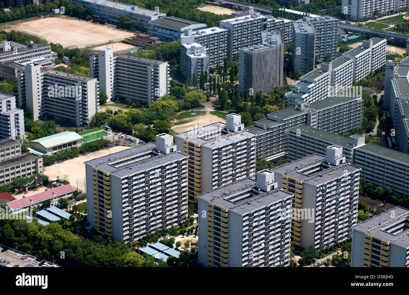 Luftaufnahme des Osakas Sakishima Nanko Inselbereich mit High-Rise Wohnungen und Eigentumswohnungen auf neu gewonnenem Land gebaut. Stockfoto
