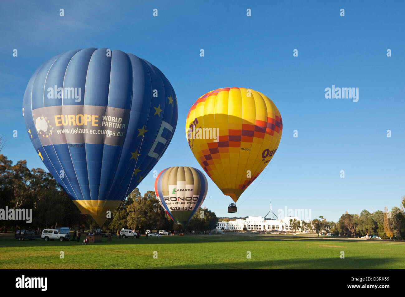 Heißluft Ballons vor dem alten Parlamentsgebäude ins Leben gerufen. Canberra, Australian Capital Territory (ACT), Australien Stockfoto