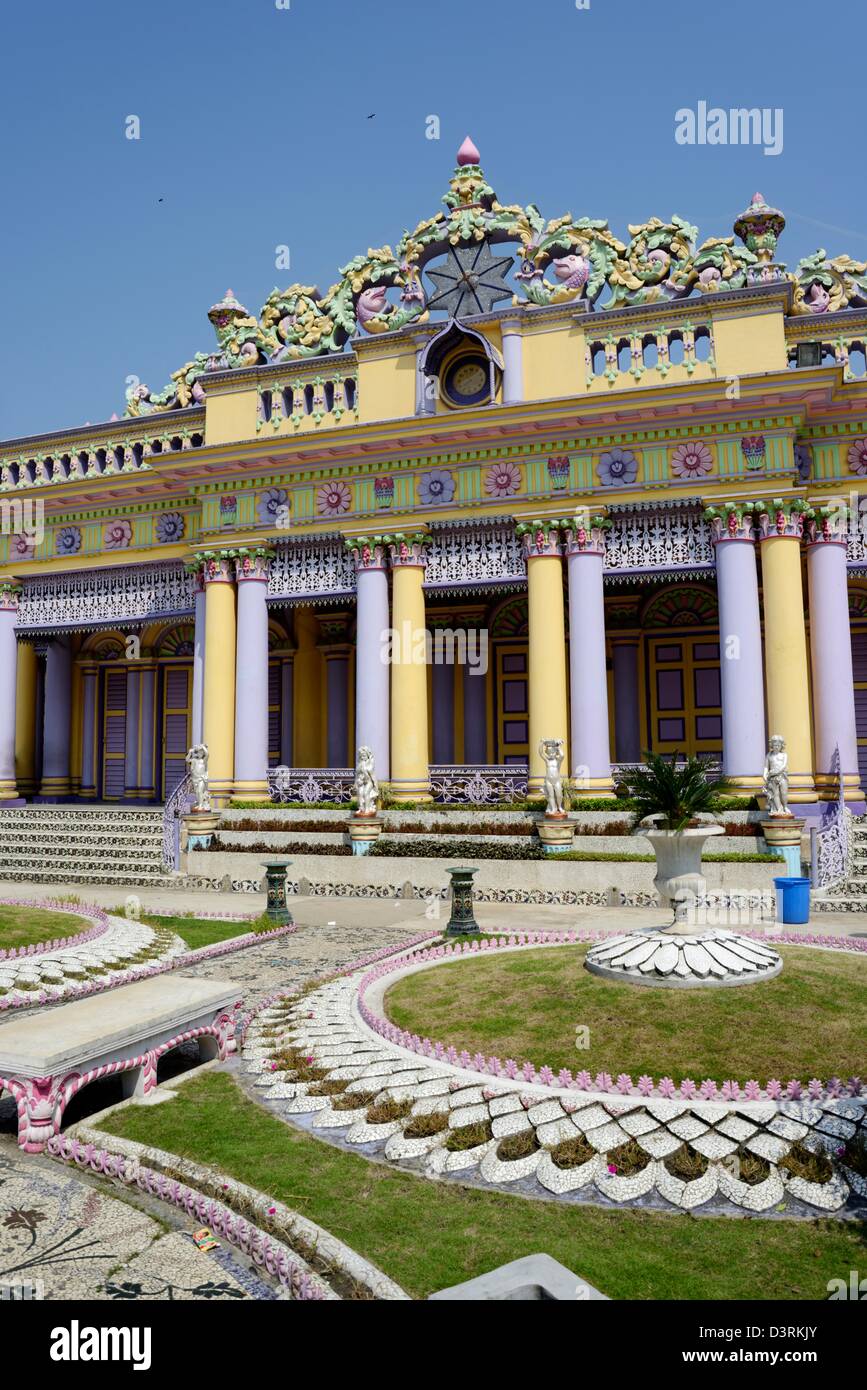 Offical Gebäude für die Vermittlung von Eheschließungen, knallige Farben, gegenüber einem Jain-Tempel, Kalkutta, Indien, 36MPX, HI-RES Stockfoto