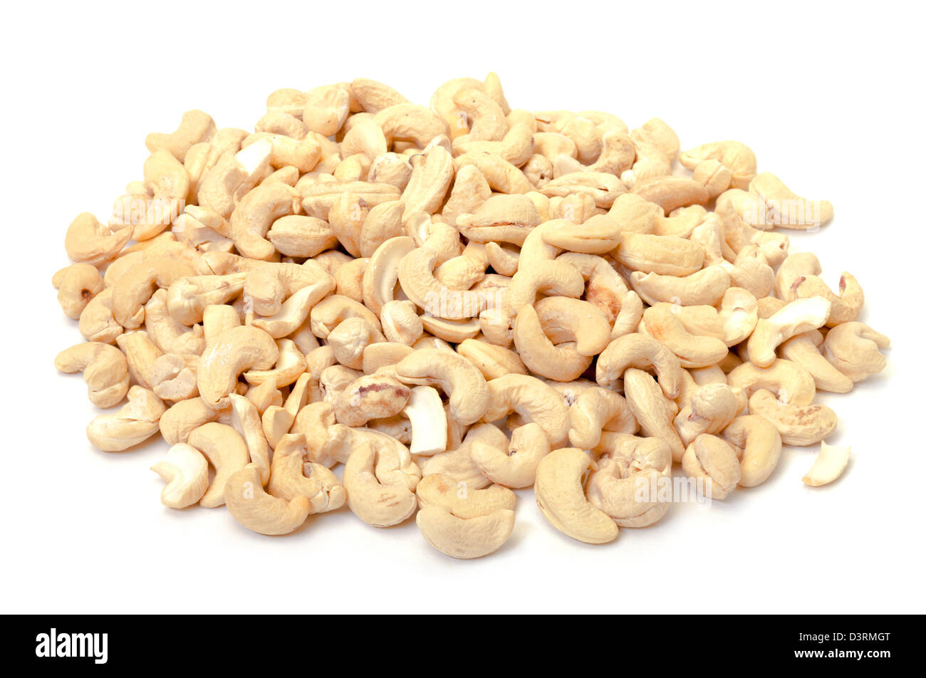 Heap reif Cashew-Nüssen auf weißem Hintergrund Stockfoto
