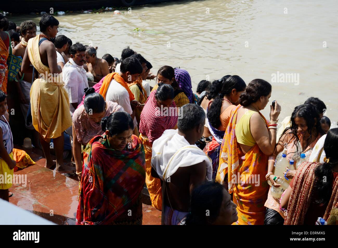 Richter Ghat, Ganga Wassertor, tägliche Aufgabe sammeln Weihwasser für Rituale oder die Durchführung von Ritualen, Baden, Angebote, 36MPX, HI-RES Stockfoto