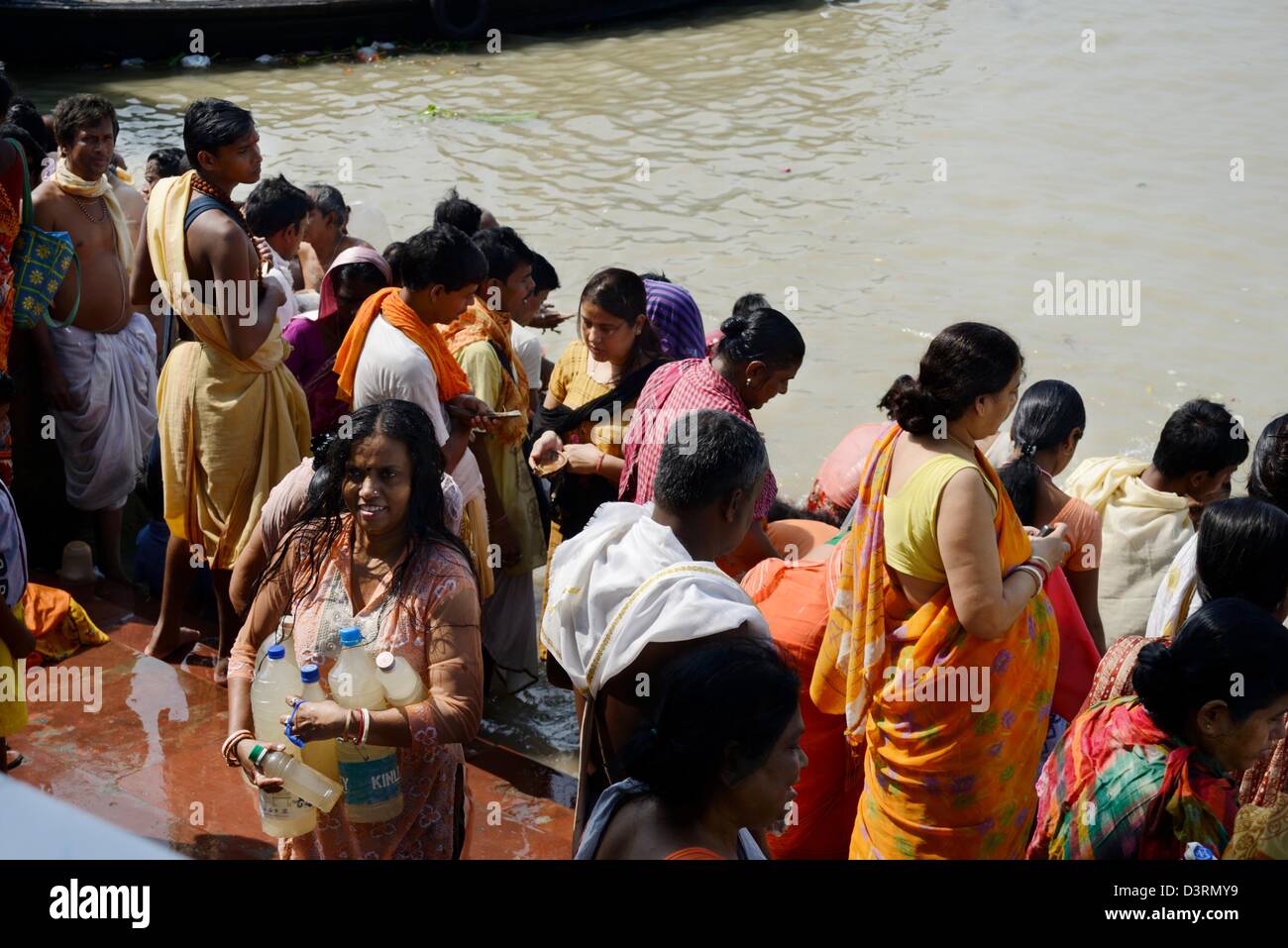 Richter Ghat, Ganga Wassertor, tägliche Aufgabe sammeln Weihwasser für Rituale oder die Durchführung von Ritualen, Baden, Angebote, 36MPX, HI-RES Stockfoto