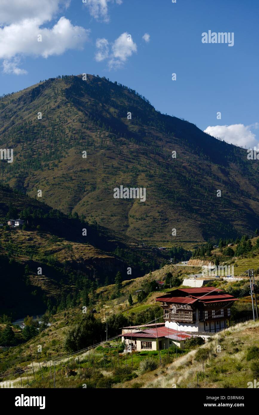 Bhutan Haus unter der inneren Himalaya Punkte terrassenförmig angelegten landwirtschaftlichen Landschaft, 36MPX Stockfoto