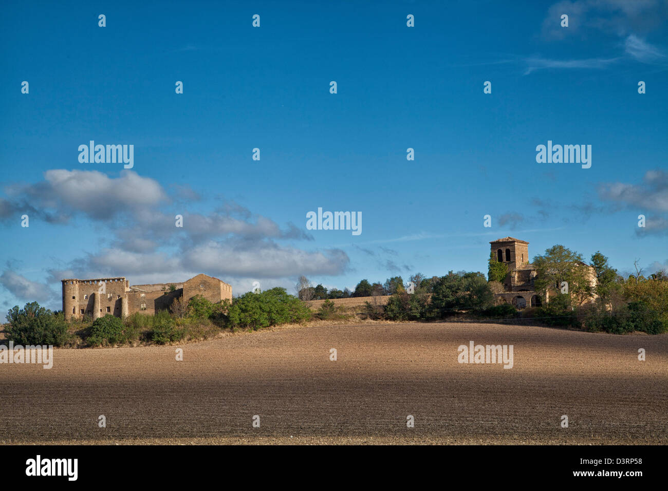 Ländliche Spanien, den Blick entlang des Camino de Santiago, gepflügten Feldern und alten Gebäuden entlang der Hügel. Stockfoto