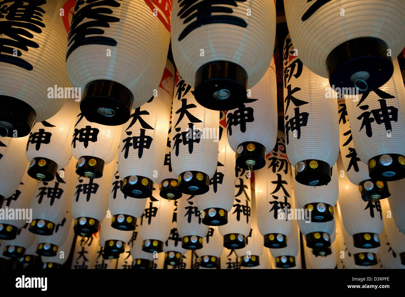 Muster aus weißen Chochin Papierlaternen mit Kanji-Zeichen an der Decke im Hozenji Tempel in Namba, Osaka, Japan Stockfoto