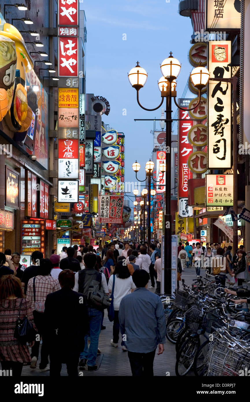 Neonlichter von Dotonbori Street Unterhaltungsviertel in Namba, Osaka locken Besucher lebendige Atmosphäre & Restaurants genießen. Stockfoto