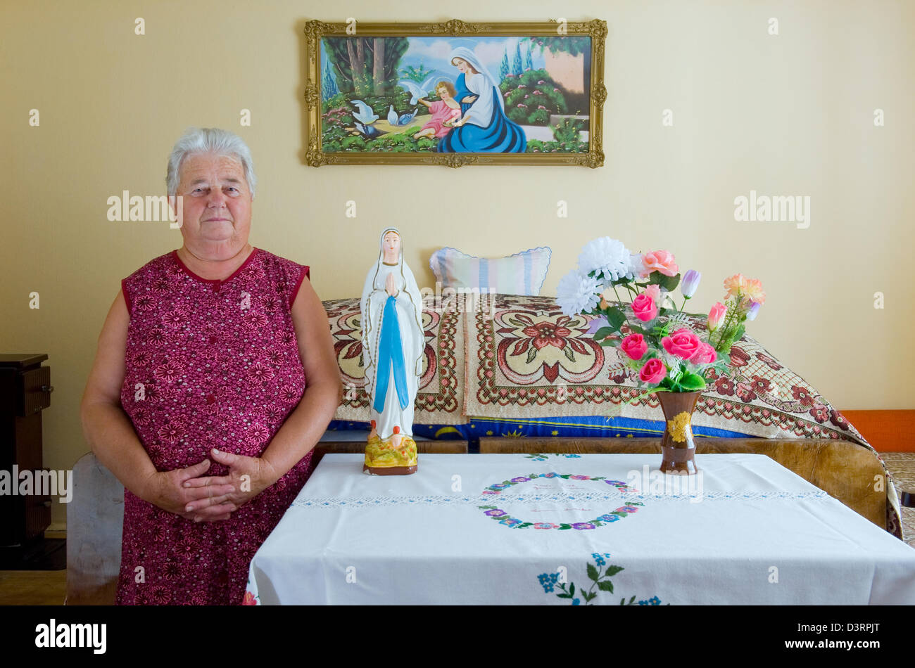 Cered, Ungarn, Porträt einer ungarischen Frau in Tiszta Szoba (Reinraum) Stockfoto