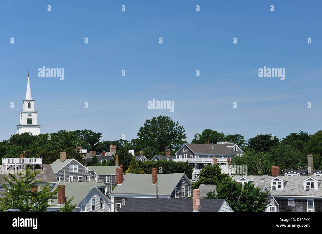 Blick auf Kirchturm und Dächer im Dorf Nantucket, MA Stockfoto