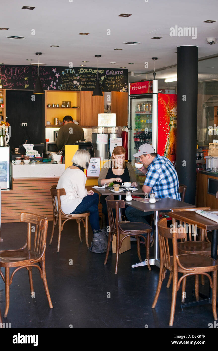 Zur Mittagszeit Diners in einem Café am Garema Ort. Canberra, Australian Capital Territory (ACT), Australien Stockfoto