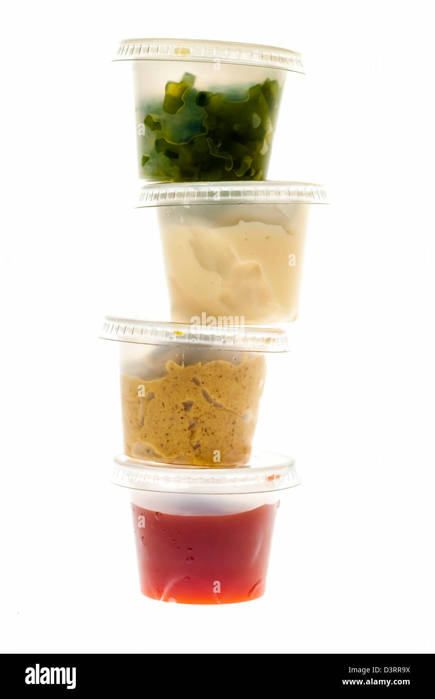 Lustvoll Senf Ketchup und Mayonnaise Gewürzen in klare Container gestapelt auf weißem Hintergrund Stockfoto