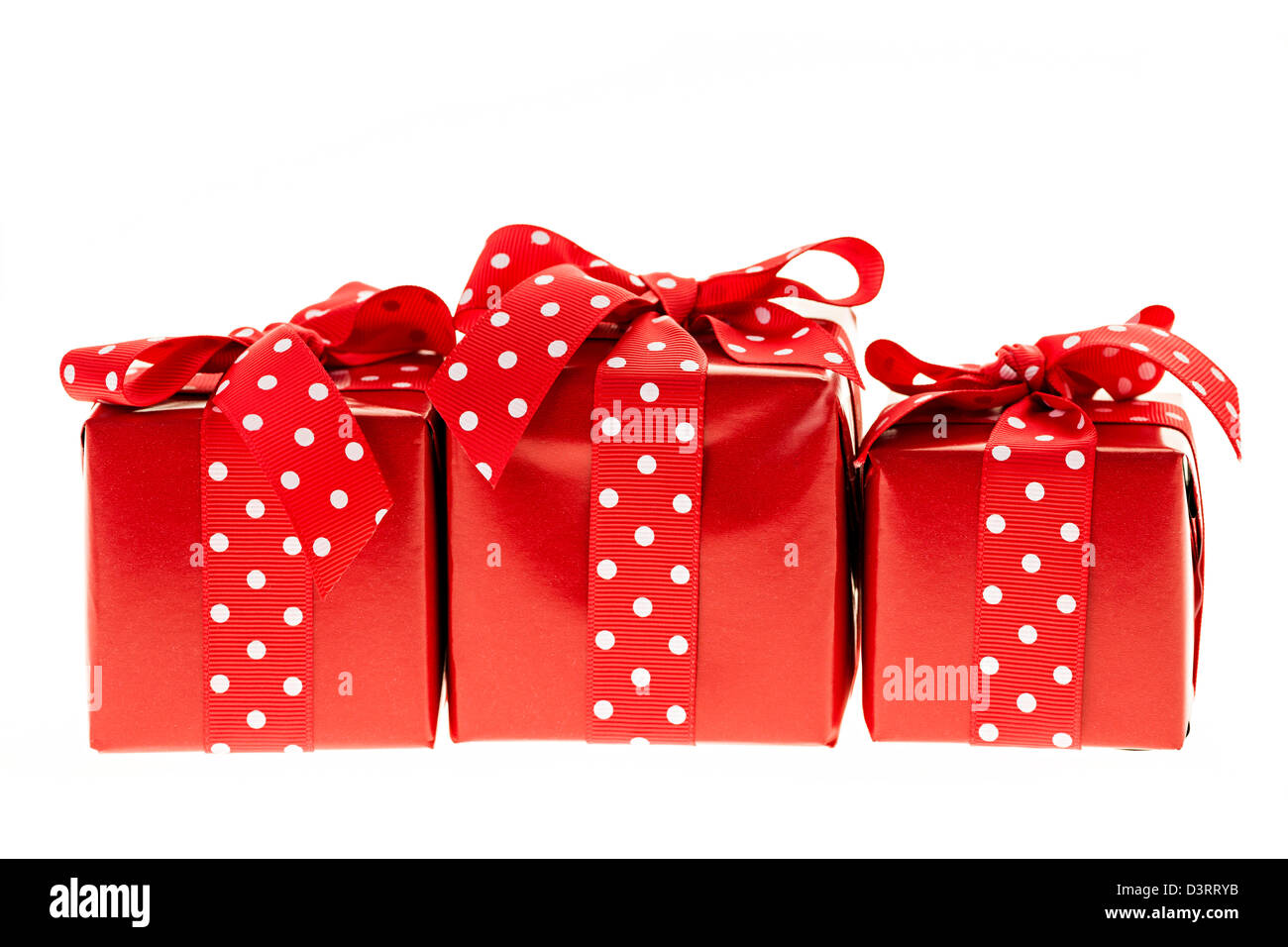 Drei Geschenke Verpackt In Rotem Papier Mit Polkadot Schleife Stockfotografie Alamy