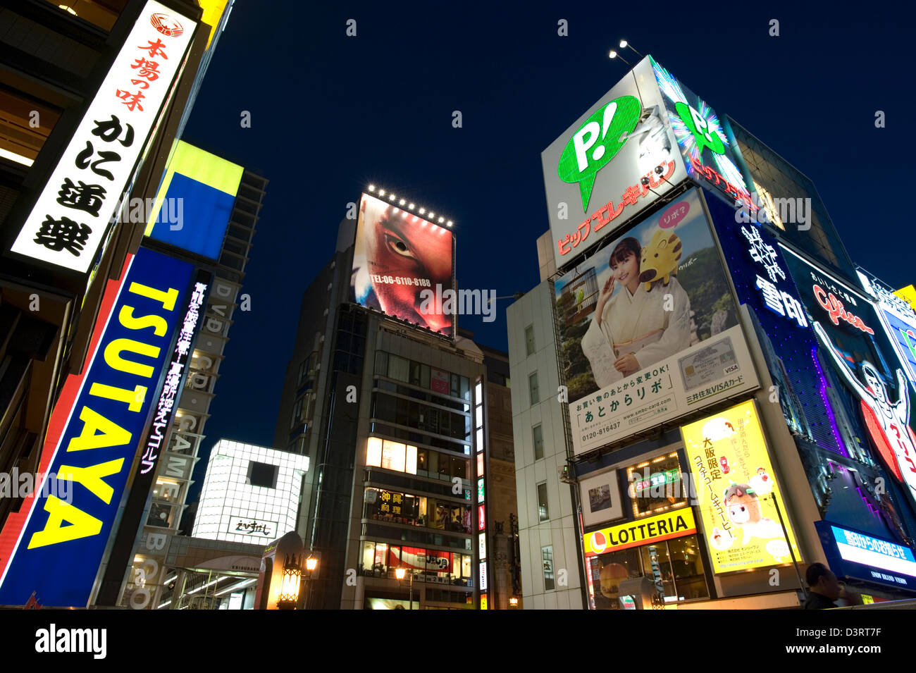Werbeschilder Verkleidung Gebäude entlang der Ebisubashi-Suji Avenue in Dotonbori Unterhaltung Bezirk von Namba in Osaka in der Nacht. Stockfoto