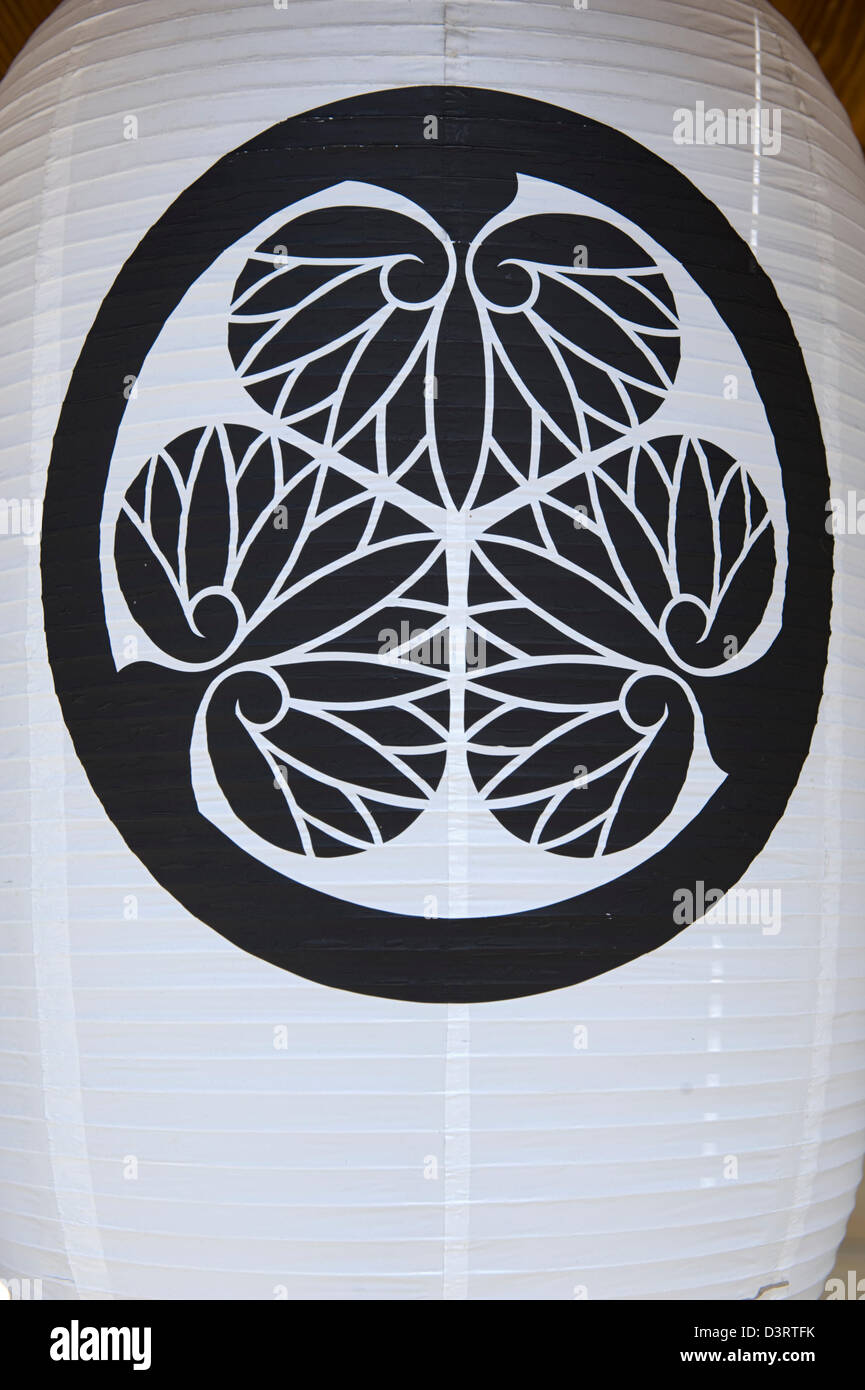 Chochin-Laterne aus weißem Papier mit dem Wappen der Tokugawa-Clans „mitsuba aoi“ oder „maruni mitsu aoi“ (dreiblättriger Hollyhock im Kreis), Japan. Stockfoto
