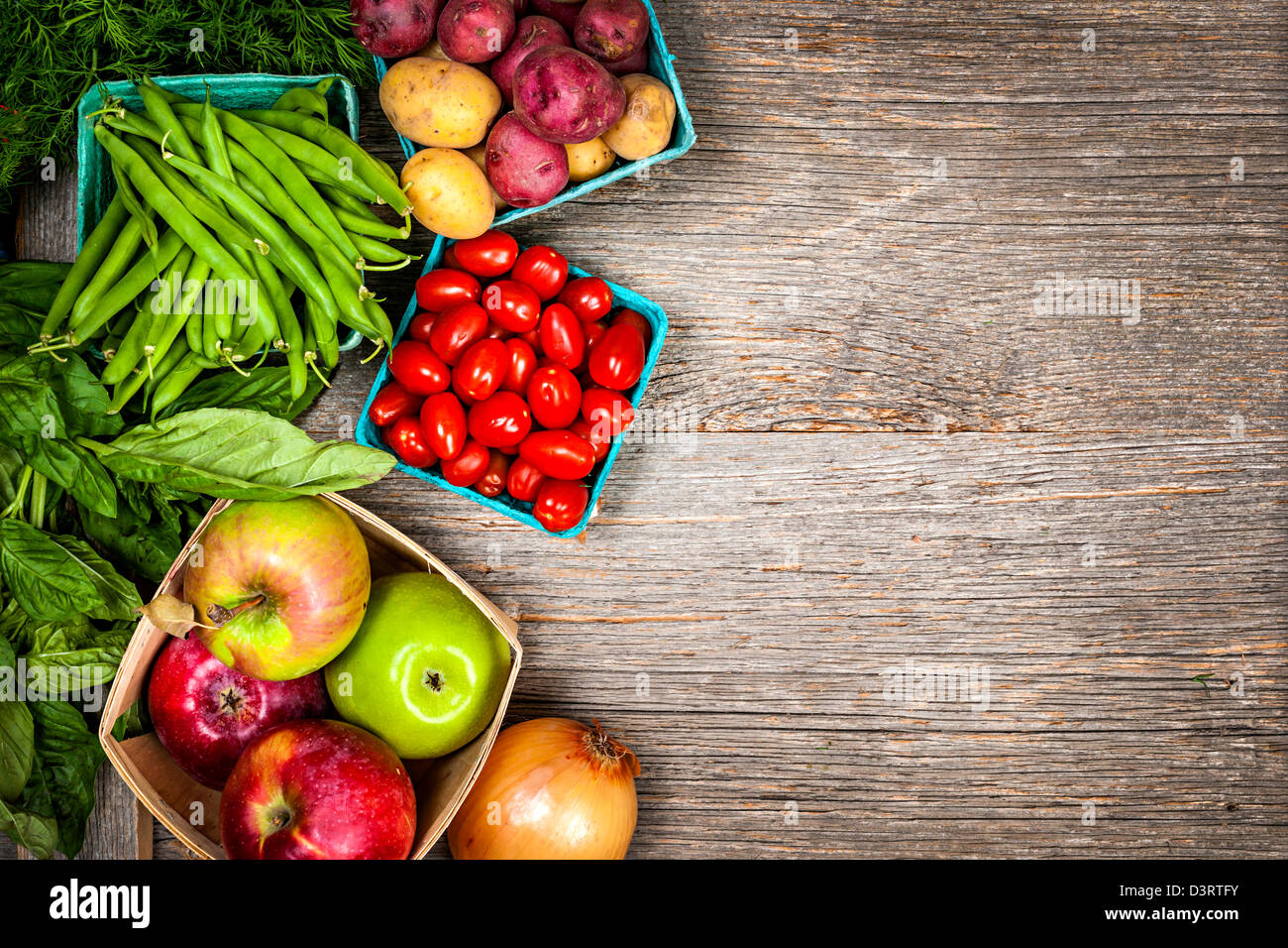 Frische Bauernmarkt, Obst und Gemüse von oben mit Textfreiraum Stockfoto