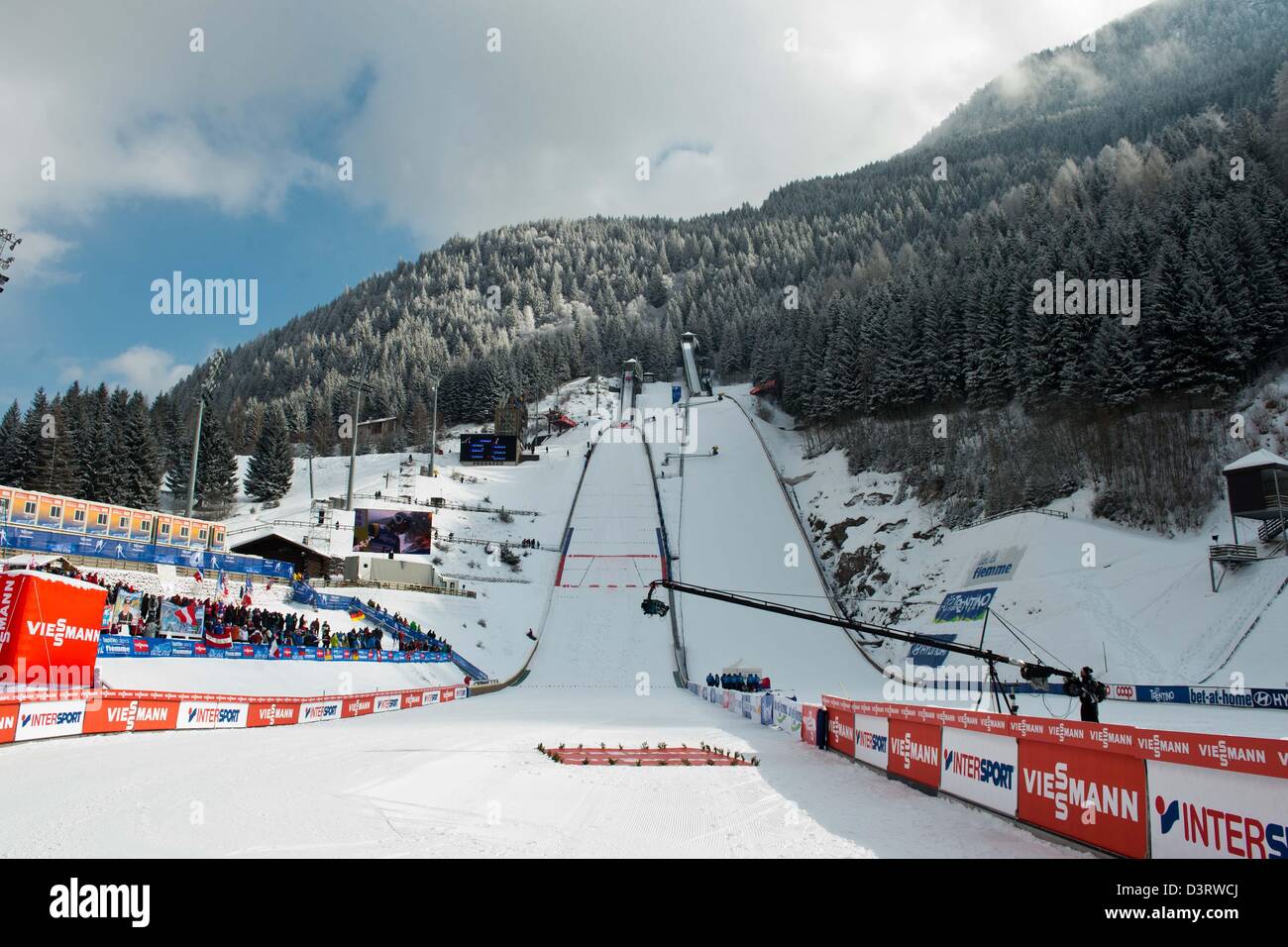 Gesamtansicht, 22. Februar 2013, FIS Nordische Ski WM 2013, Nordische Kombination Männer, Skisprung Stadion Predazzo, Val di Fiemme, Italien (Foto: Enrico Calderoni/AFLO SPORT/Alamy Live News) Stockfoto