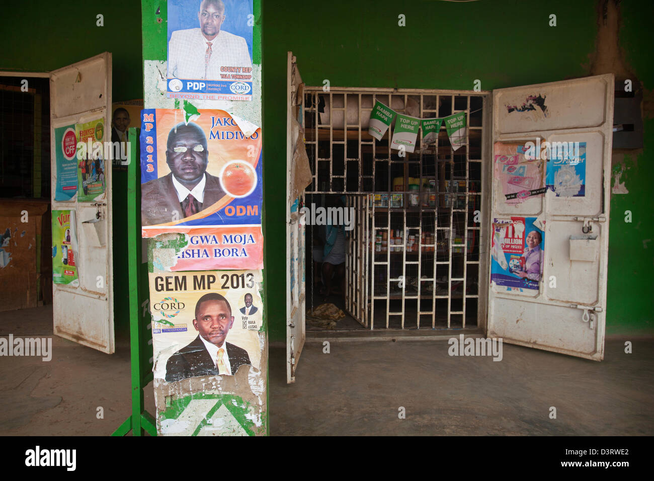 Politische Plakate für ODM Kandidat Jakoyo Midiwo und Schnur MP Kandidat Elisha Ochieng Odhiambo, Yala, Kenia. Februar 2013. Stockfoto