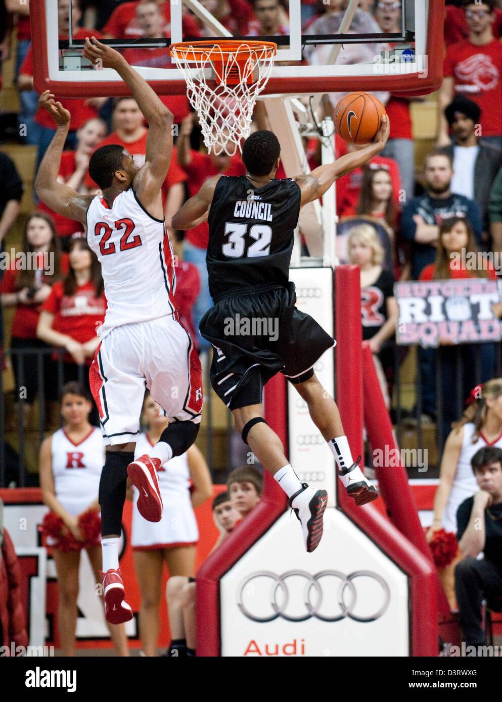 Piscataway, New Jersey, USA 23. Februar 2013.  Providence Wache Vincent Council (32) bekommt Druck von Rutgers' Forward/Center Kadeem Jack (22) auf den Korb in der 2. Hälfte während der Big East Conference Aktion zwischen der Rutgers Scarlet Knights und die Providence College Brüder am Louis Braun Athletic Center (The RAC) in Piscataway, New Jersey. Providence besiegt Rutgers 76-72. Stockfoto