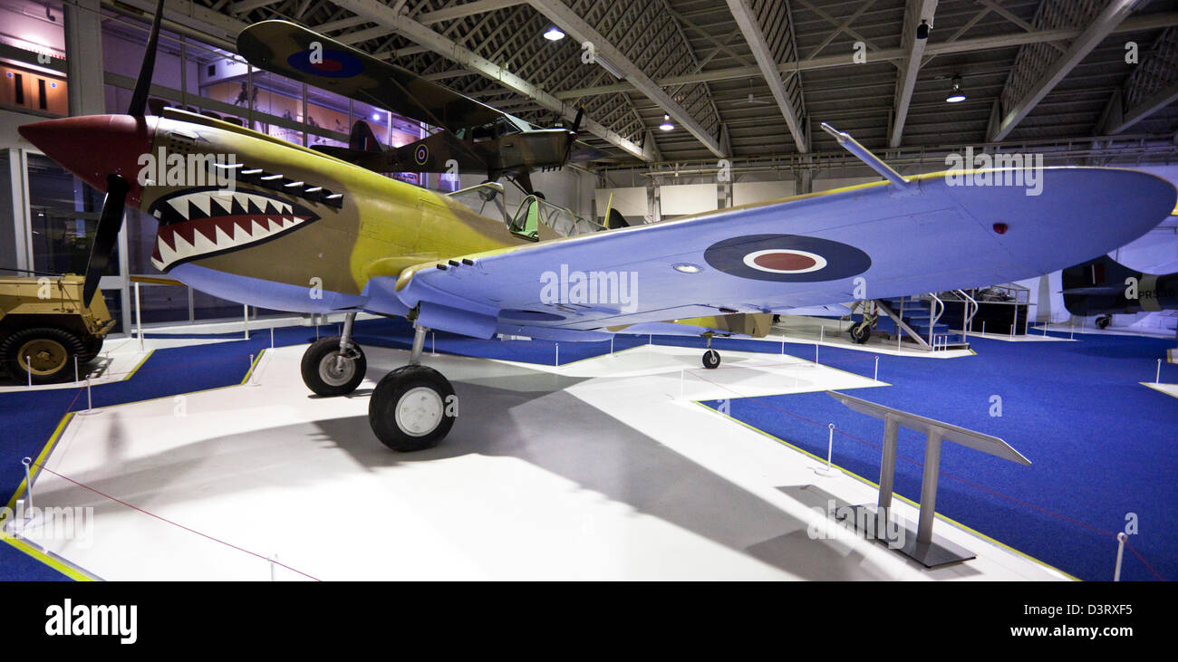 Curtiss Kittyhawk IV, einmotoriges, einsitziges, Kämpfer und Boden Schlachtflugzeug, auf dem Display an der Royal Air Force Museum, London, UK Stockfoto