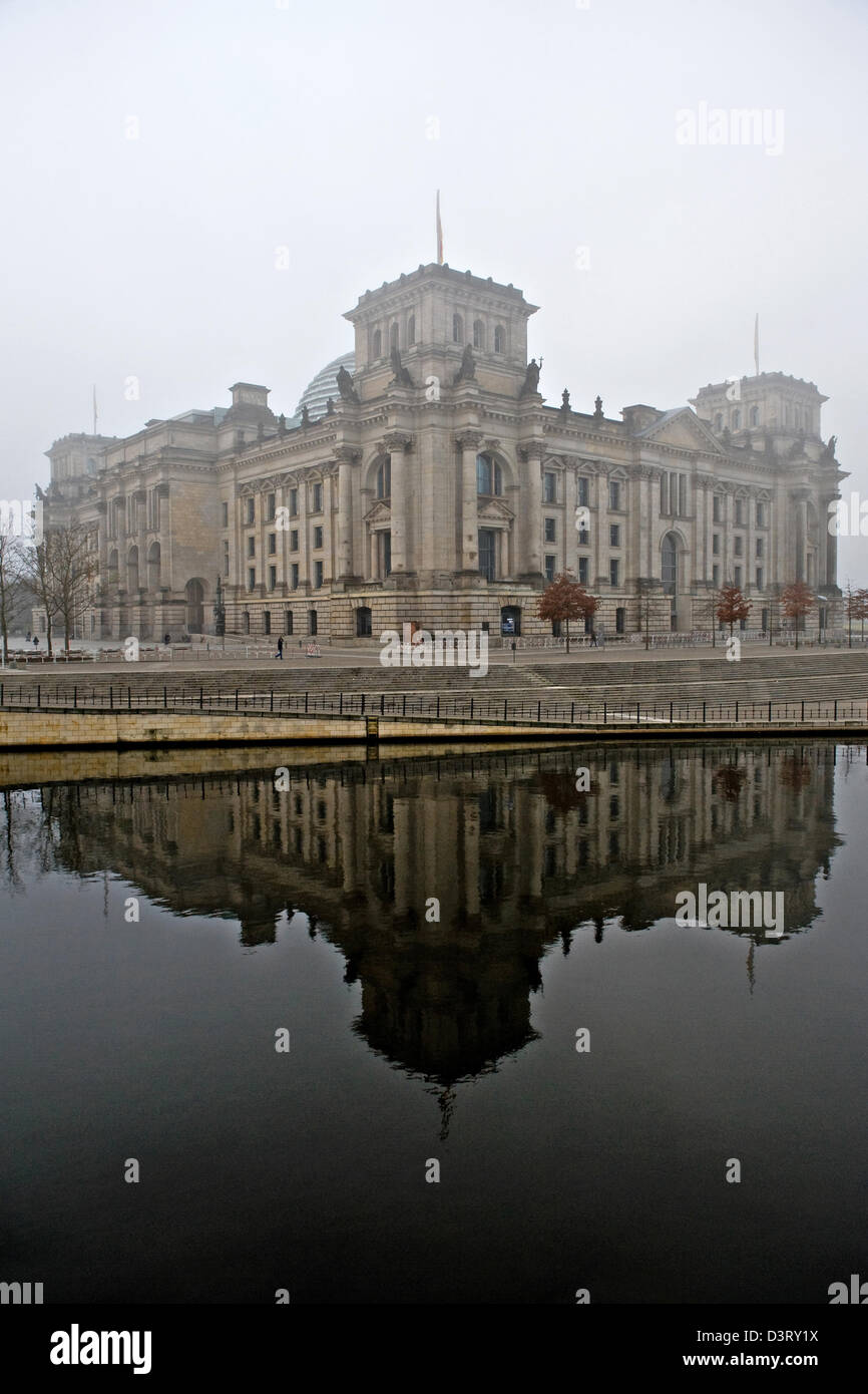 Berlin, Deutschland, der Reichstag im Herbst Nebel Stockfoto