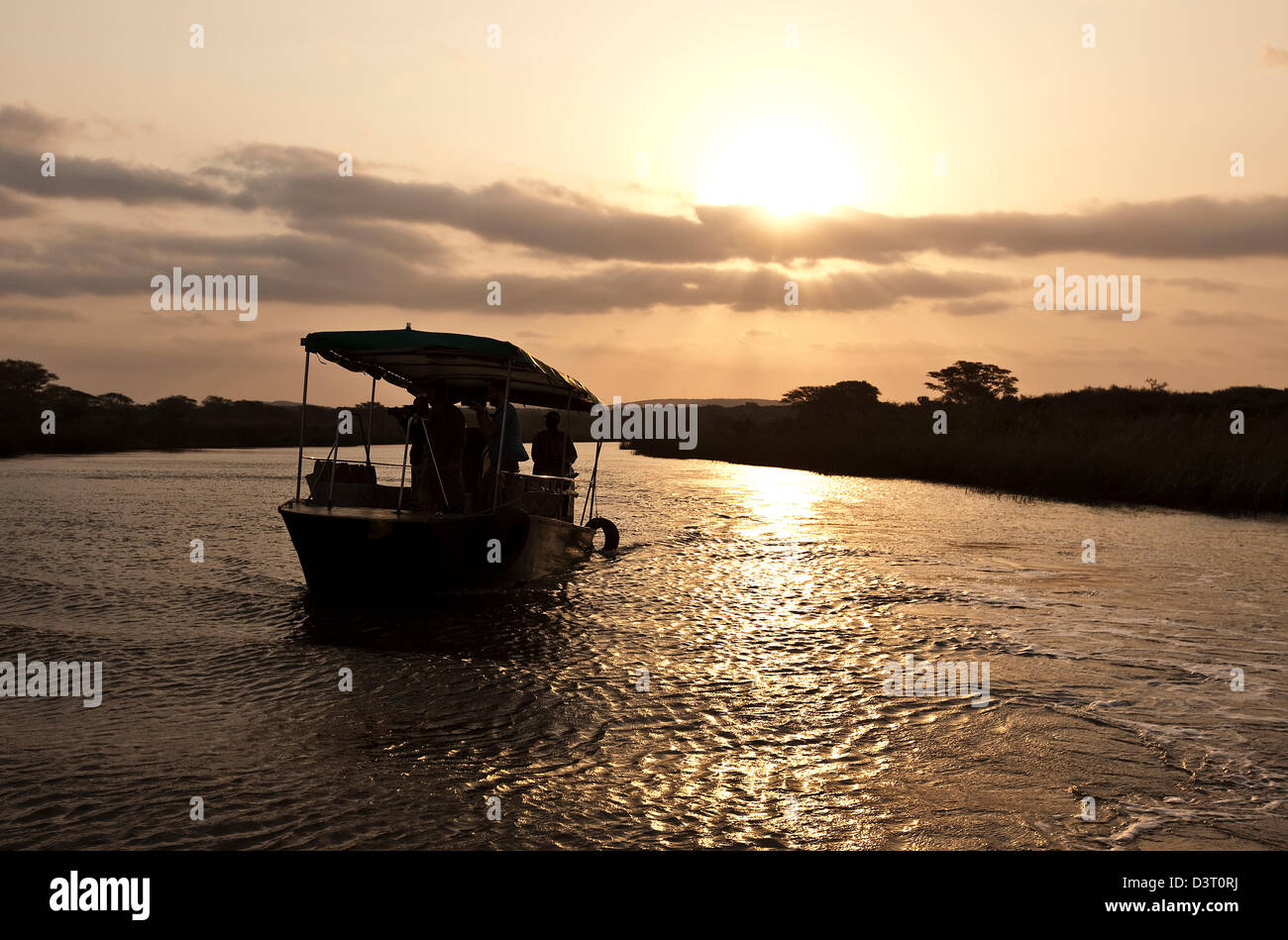 Fotografen, die Bilder von einem Boot in Phinda Game Reserve, Südafrika Stockfoto