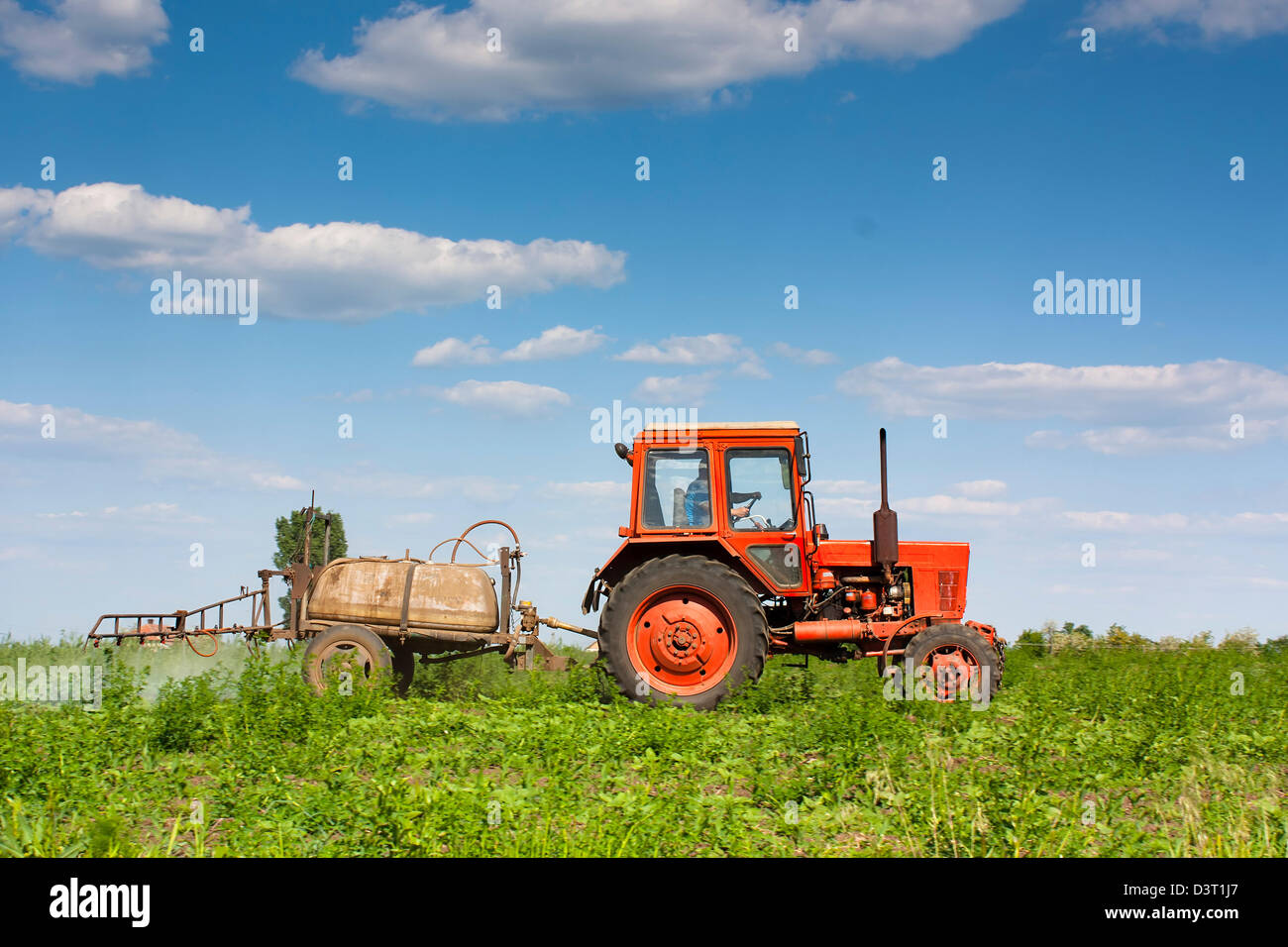 Behandlung von Pflanzen mit chemischen Spray Traktor Stockfoto