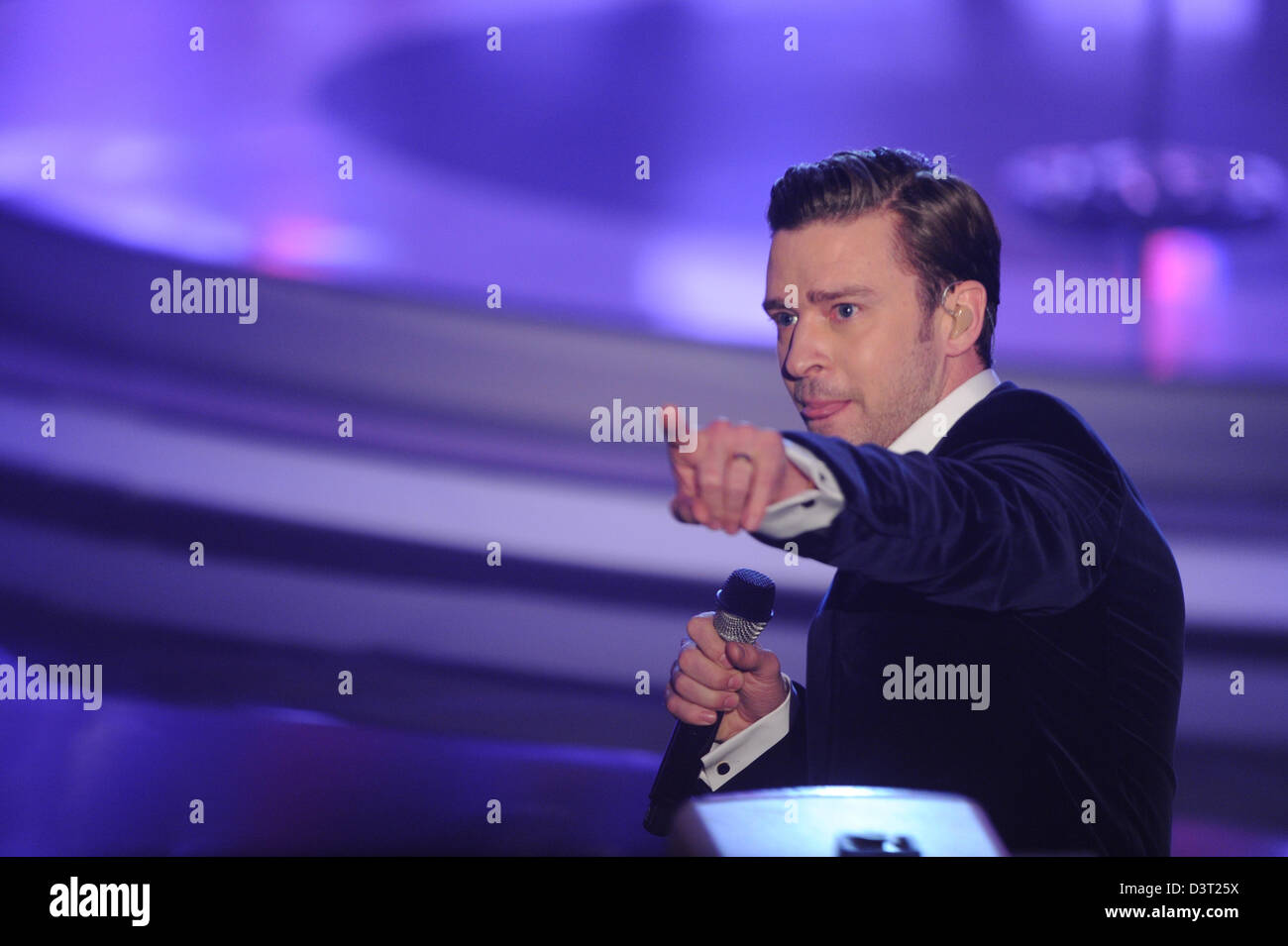 Friedrichshafen, Deutschland. 23. Februar 2013. US-star Justin Timberlake führt, während das deutsche Fernsehen Musikshow "Wetten, dass...?", oder "Wetten, dass...", in Friedrichshafen, Deutschland, 23. Februar 2013. Foto: Felix Kaestle/Dpa/Alamy Live News Stockfoto