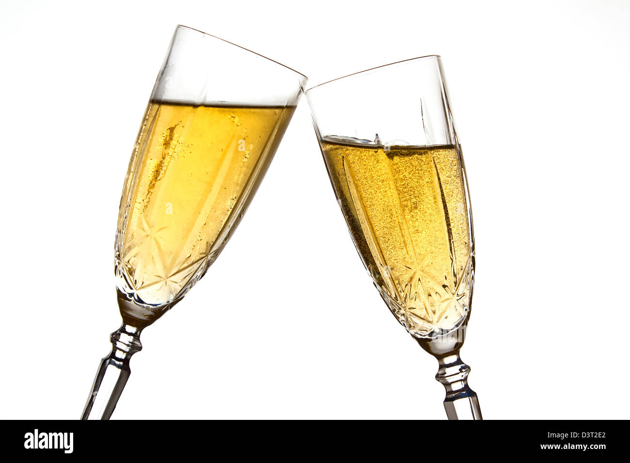 Klirren Champagner Gläser vor einem weißen Hintergrund Stockfoto