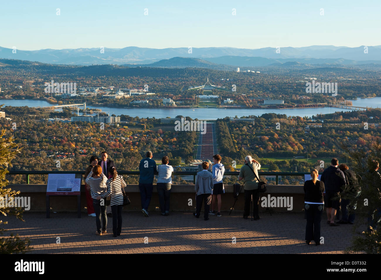 Touristen, die Stadt vom Mt Ainslie Lookout. Canberra, Australian Capital Territory (ACT), Australien Stockfoto
