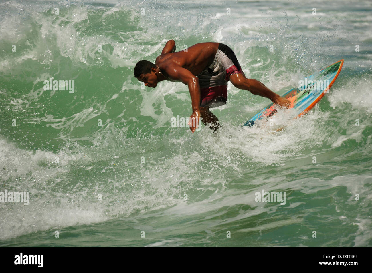 Wellenreiter Im Weißwasser, Itacaré, Bahia, Brasilien, 11.01.2013 Stockfoto