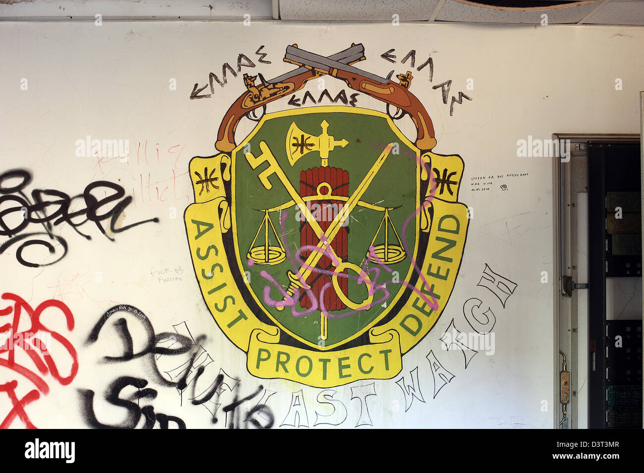 Berlin, Deutschland, Wappen der US-Militärpolizei und Graffiti an der Wand Stockfoto