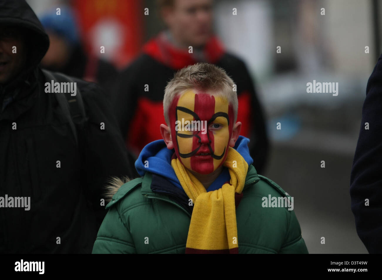 London, UK. 24. Februar 2013. Eine junge Anhänger der Liga zwei Bradford City, mit seinem Gesicht gemalt in Vereinsfarben in London für die 2013 League Cup-Finale im Wembley-Stadion von Capital One gesponsert. London, UK, 24. Februar 2013 Stockfoto