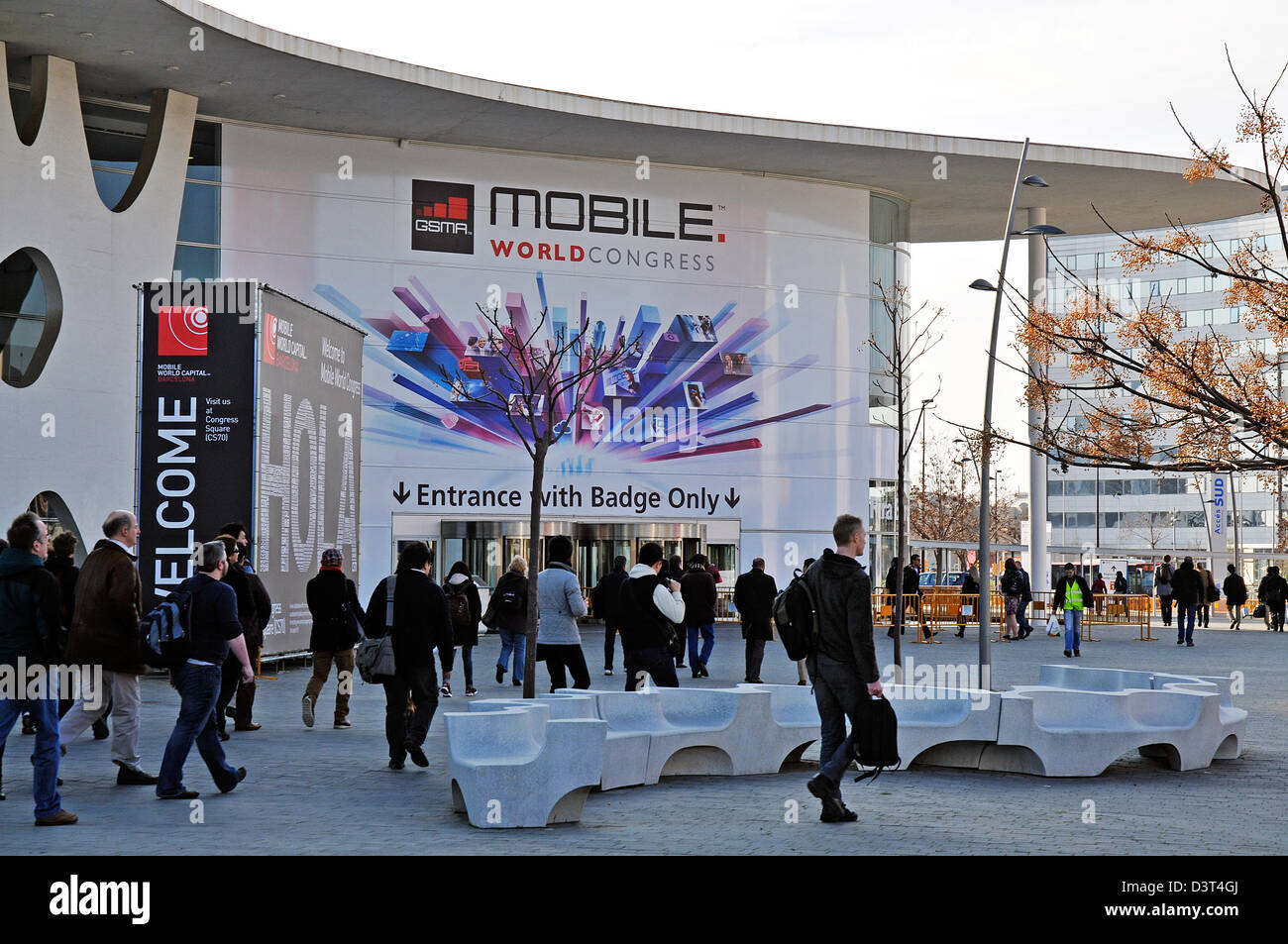 Die Menschen gehen zum Eingang des Messegeländes Fira Gran Via einen Tag vor der offiziellen Eröffnung des Mobile World Congress in Barcelona, Spanien, 24. Februar 2013. Die Premieses wurden von dem japanischen Architekten Toyo Ito entworfen. Rund 1.500 Aussteller zeigen ihre neuesten Trends auf der Messe, welche findet statt vom 25 bis 28 Februayr 2013. Foto: PETER ZSCHUNKE Stockfoto