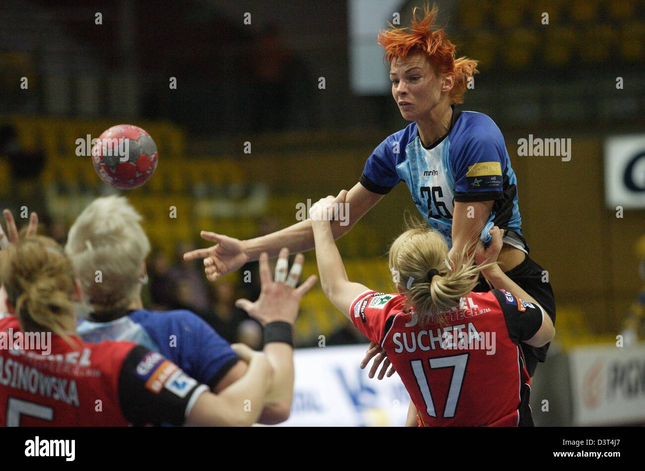 Polen 24. Februar 2013 Handball: Final Four der PGNiG Polnisch Cup. Vistal Laczpol Gdynia V KPR Ruch Chorzow Spiel für den 3. Platz in der Cup bei HSW Sporthalle in Gdynia. Duran Katarzyna (26) in Aktion während des Spiels Stockfoto