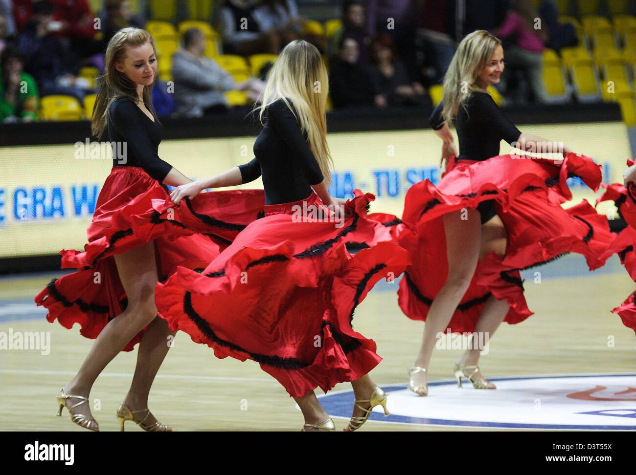 Polen 24. Februar 2013 Handball: Final Four der PGNiG Polnisch Cup. Vistal Laczpol Gdynia V KPR Ruch Chorzow Spiel für den 3. Platz in der Cup in HSW-Sporthalle in Gdynia.The "Gdynia Cheerleader" durchführen, während der Halbzeit Stockfoto