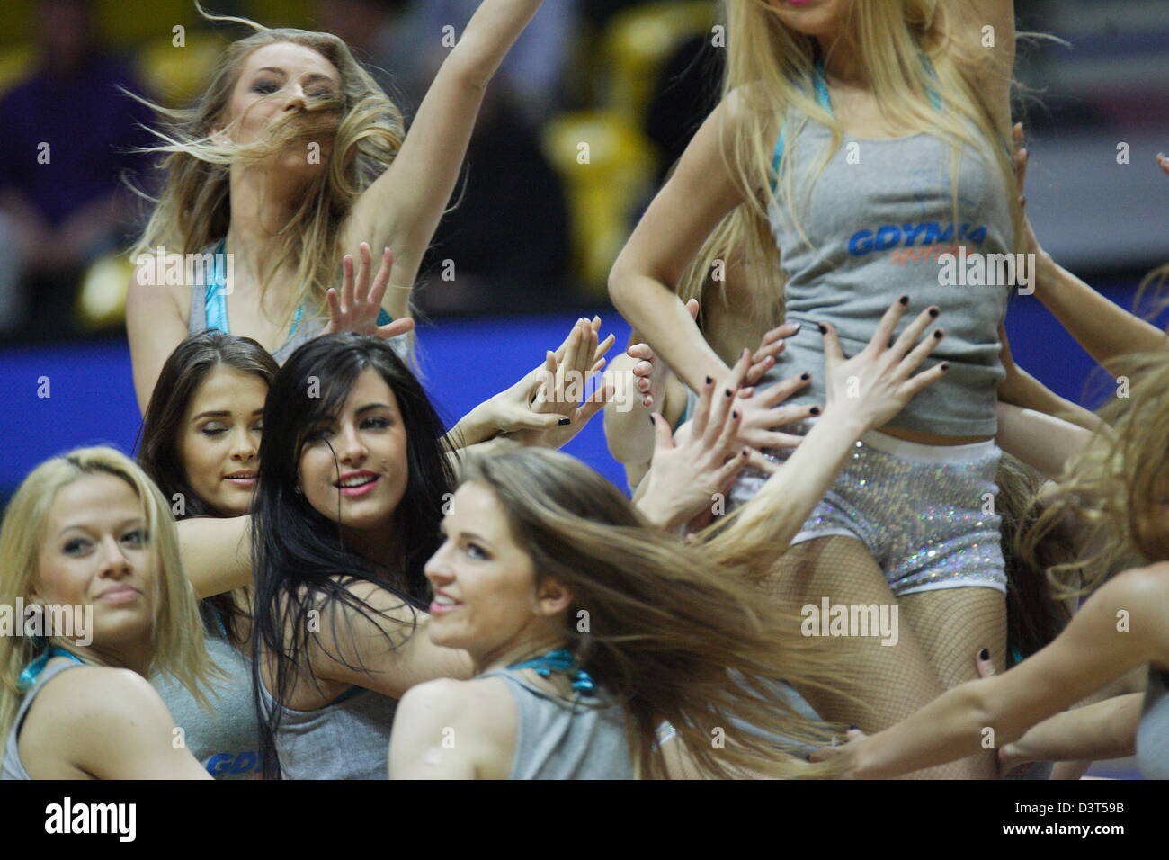 Polen 24. Februar 2013 Handball: Final Four der PGNiG Polnisch Cup. Vistal Laczpol Gdynia V KPR Ruch Chorzow Spiel für den 3. Platz in der Cup in HSW-Sporthalle in Gdynia.The "Gdynia Cheerleader" durchführen, während der Halbzeit Stockfoto