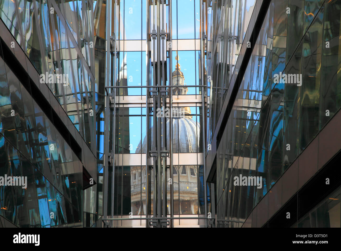 St Pauls Cathedral spiegelt sich in der neuen Änderung Einkaufszentrum City of London England UK GB Stockfoto