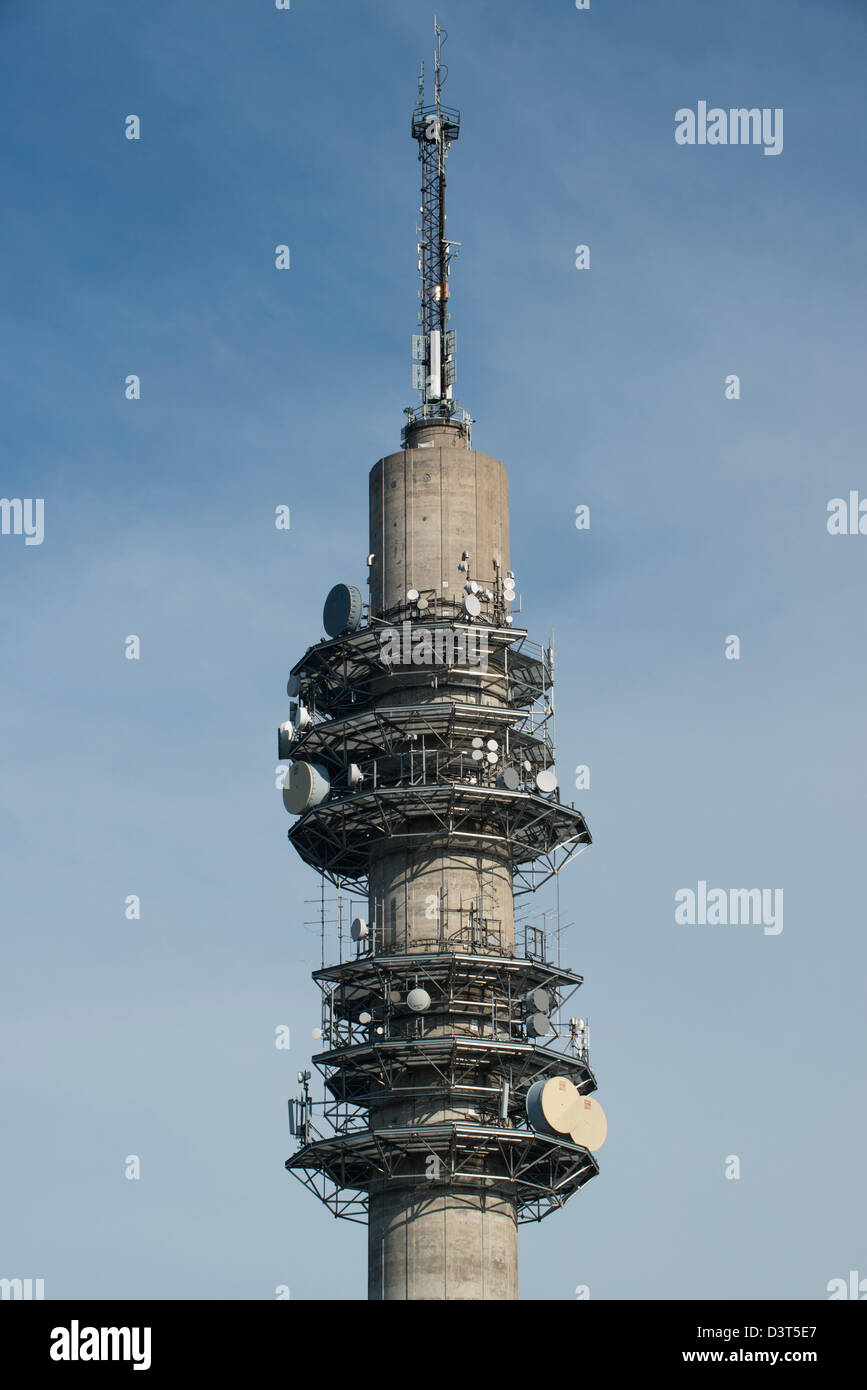 Turm mit mehreren Satelliten und Geräten zum Senden und empfangen von Signalen Stockfoto