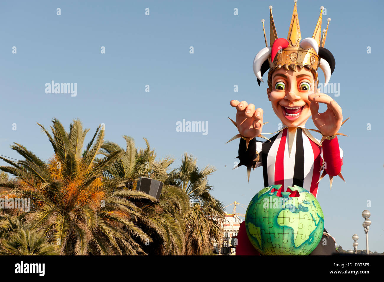 Karneval-Schwimmer auf der Parade vertreten den König Karneval in Nizza Frankreich inmitten der Palmen Stockfoto