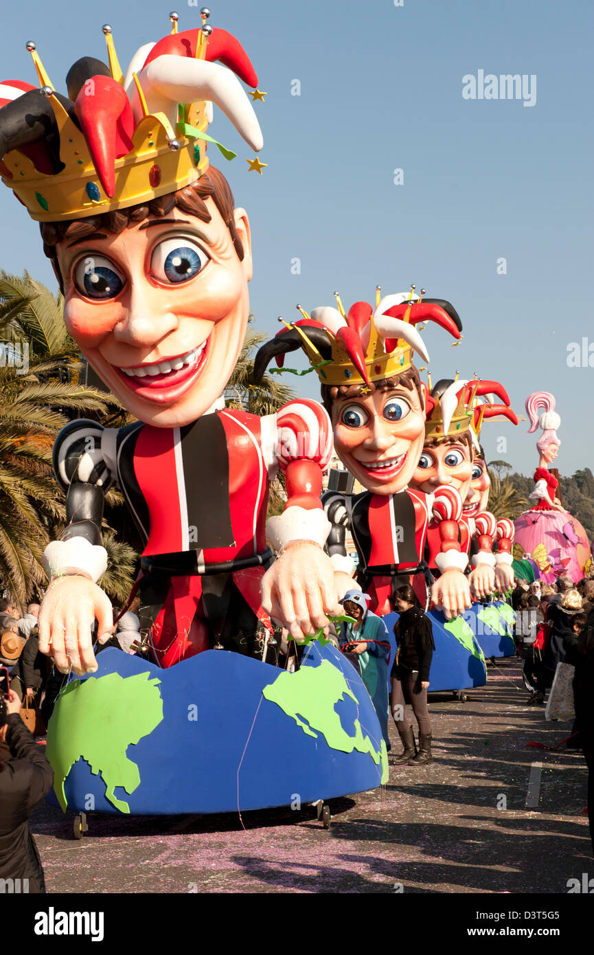 Karneval schwimmt auf der Parade vertritt das Gericht die König Karneval in Nizza Frankreich Stockfoto