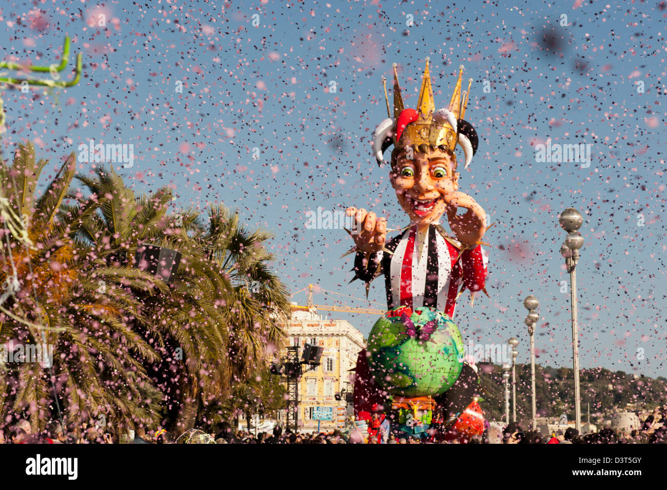 Der Karneval von Nizza Parade Float mit dem König Karneval, eingehüllt in eine Flut von Konfetti auf der Promenade des Anglais. Stockfoto