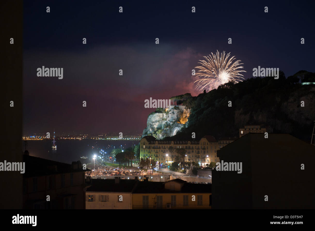 Feuerwerk über dem Hafen von Nizza zu Bastille-Tag feiern. Stockfoto