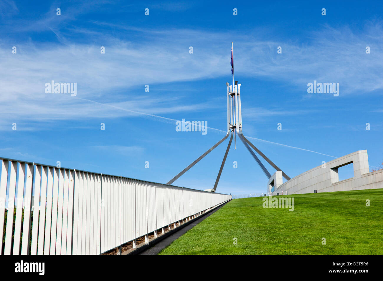 Ansicht des Parliament House Fahnenmast aus dem Rasen auf dem Dach. Canberra, Australian Capital Territory (ACT), Australien Stockfoto
