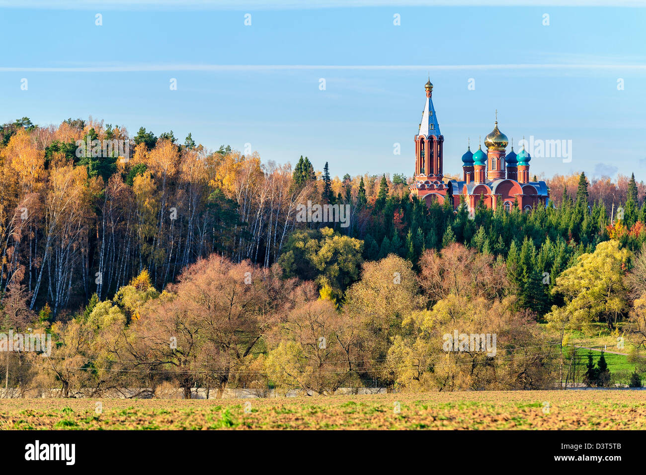 Russische Landschaft mit Kirche im herbstlichen Wald Stockfoto