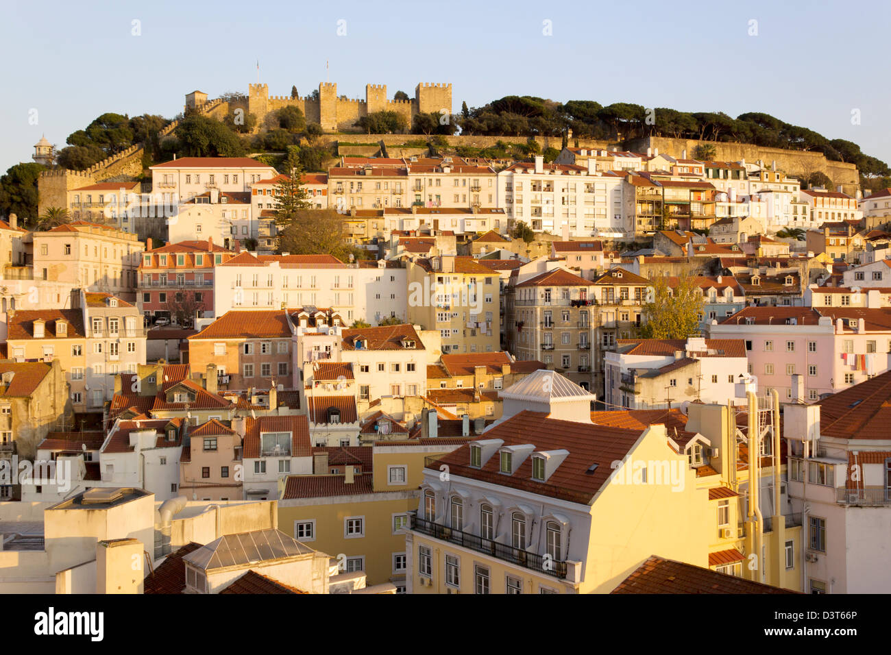 Lissabon, Portugal. Blick über die Dächer auf dem Hügel Burg São Jorge. Stockfoto